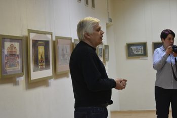 Открывает выставку директор картинной галереи Аркадий Зражевский